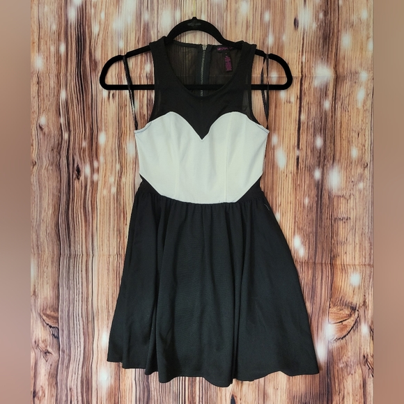 Material Girl Dresses & Skirts - Material Girl S Black and White Sweetheart Mesh Sleveless Dress
